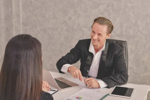 Conceptos Negocio Hombre Negocios Está Trabajando Oficina Gente Negocios Trabaja — Foto de Stock