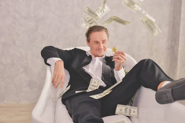 概念非常に裕福な実業家 実業家は 彼のお金幸せです ビジネスマンの彼のお金を表示 — ストック写真