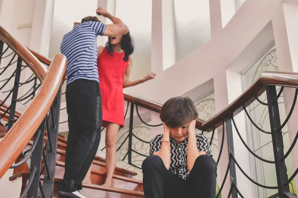 Concepto Peleas Familiares Los Padres Jóvenes Pareja Los Padres Están — Foto de Stock