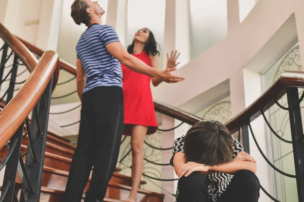 Concepto Peleas Familiares Los Padres Jóvenes Pareja Los Padres Están — Foto de Stock