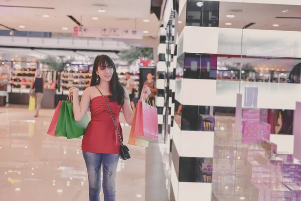 Концепция Покупок Азиатки Ходят Магазинам Торговом Центре Красивые Женщины Счастливы — стоковое фото
