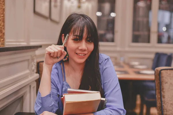 Conceptos Educativos Las Mujeres Asiáticas Están Trabajando Restaurante Mujeres Asiáticas — Foto de Stock