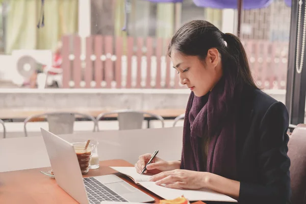 Concepto Negocio Joven Empresaria Asiática Está Trabajando Feliz Joven Empresaria — Foto de Stock