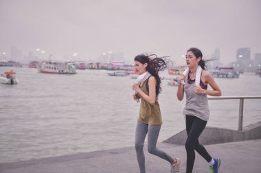 Spor kavram. Güzel kız sahilde koşu ile egzersiz olduğunu. Güzel kız egzersiz mutludur.