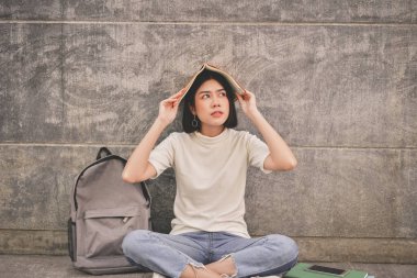 Eğitim kavramları. Asyalı kadınlar Üniversitesi nde kitap okuma. Güzel kadınlar üniversitede rahatlatıcı. Güzel kadınlar okumak mutlu olur. Asyalı kızlar çalışmaya seviyorum. Asyalı kadınların eğitim.