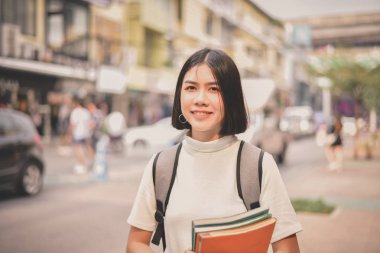 Eğitim kavramları. Asyalı kadınlar şehirde kitap okuma. Güzel kadınlar şehirde rahatlatıcı. Güzel kadınlar okumak mutlu olur.
