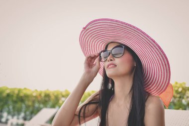 Mayo kavramı. Güzel kız pembe mayo giyiyor. Güzel mayo yüzme havuzunda rahatlatıcı kızıdır. Bağımsız yaşam seksi kadın şehir merkezi havuz.