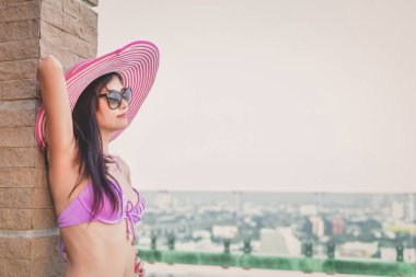 Mayo kavramı. Güzel kız pembe mayo giyiyor. Güzel mayo yüzme havuzunda rahatlatıcı kızıdır. Bağımsız yaşam seksi kadın şehir merkezi havuz.