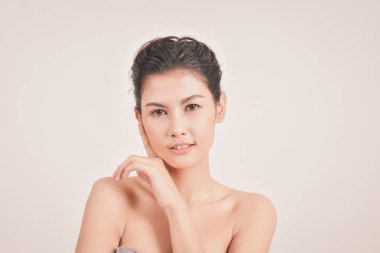 Sağlıklı güzel kadın kavramı. Güzel kadınlar sağlıklı tutmak. Güzel kadınlar cilt sağlığını bakar. Beyaz arka plan üzerinde güzel kız