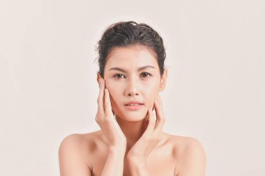 Sağlıklı güzel kadın kavramı. Güzel kadınlar sağlıklı tutmak. Güzel kadınlar cilt sağlığını bakar. Beyaz arka plan üzerinde güzel kız