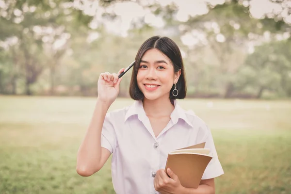 Conceptos Educativos Hermosa Estudiante Leyendo Libros Parque Hermosa Chica Están — Foto de Stock