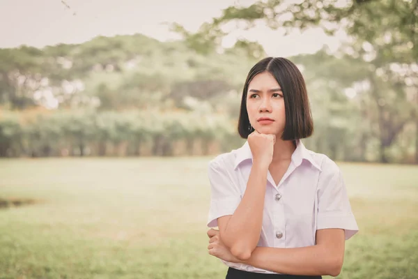 Conceptos Educativos Hermosa Chica Asiática Joven Está Pensando Seriamente Hermosos — Foto de Stock