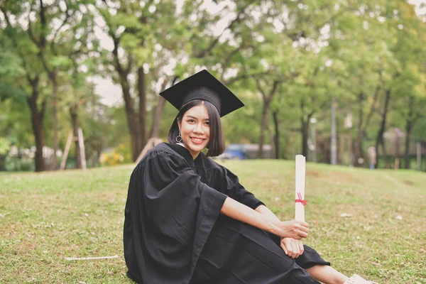 Conceito Graduação Estudantes Graduados Dia Formatura Estudantes Asiáticos Estão Sorrindo — Fotografia de Stock