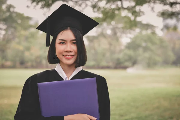 Koncepcja Studiów Absolwentów Dniu Ukończenia Szkoły Azjatyckich Studentów Uśmiechnięte Szczęśliwie — Zdjęcie stockowe