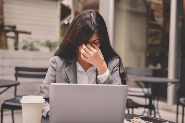 Concepto Negocio Los Jóvenes Empresarios Sienten Mal Joven Empresaria Está — Foto de Stock