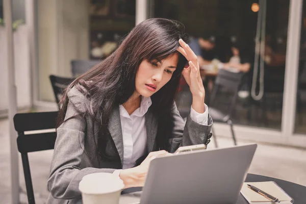 Concepto Negocio Los Jóvenes Empresarios Sienten Mal Joven Empresaria Está — Foto de Stock