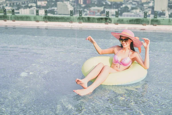 Badeanzug Schönes Mädchen Rosa Badeanzug Schöne Mädchen Badebekleidung Entspannt Pool — Stockfoto