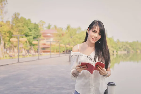 Conceptos Educativos Mujeres Asiáticas Leyendo Libros Parque Hermosas Mujeres Están — Foto de Stock