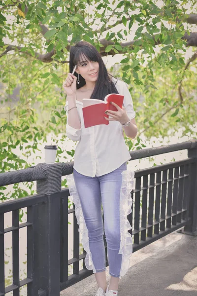 Conceptos Educativos Mujeres Asiáticas Leyendo Libros Parque Hermosas Mujeres Están — Foto de Stock