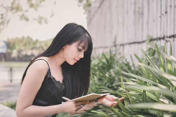 Conceptos Educativos Mujeres Asiáticas Leyendo Libros Parque Hermosas Mujeres Están — Foto de Stock