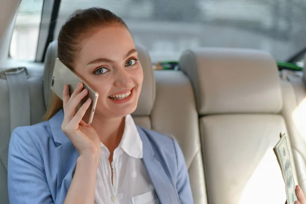 Conceptos Negocio Hermosa Mujer Negocios Coche Una Mujer Negocios Viaja — Foto de Stock