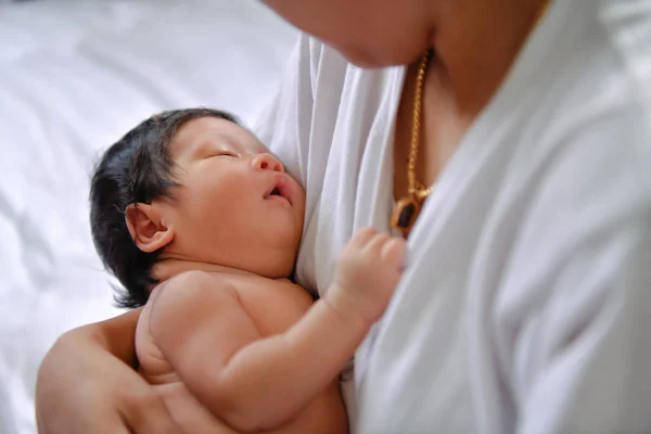 Conceito Recém Nascido Recém Nascidos Dormem Numa Cama Bebê Está — Fotografia de Stock