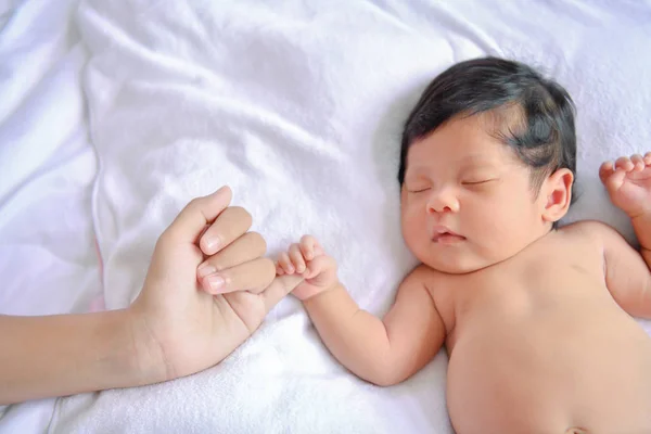 Nyfödda Konceptet Nyfödda Barn Sover Säng Barnet Det Vita Sovrummet — Stockfoto