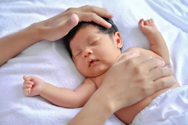 Conceito Recém Nascido Recém Nascidos Dormem Numa Cama Bebê Está — Fotografia de Stock