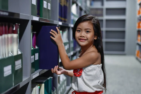 Onderwijs Begrippen Het Meisje Studeren Bibliotheek Mooie Meisjes Zijn Gelukkig — Stockfoto