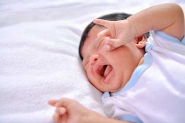 Yeni doğan kavramı. Yeni doğmuş bebekler bir yatakta uyuyor. Bebek beyaz yatak odasında mı.