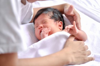 Yeni doğan kavramı. Yeni doğmuş bebekler bir yatakta uyuyor. Bebek beyaz yatak odasında mı.