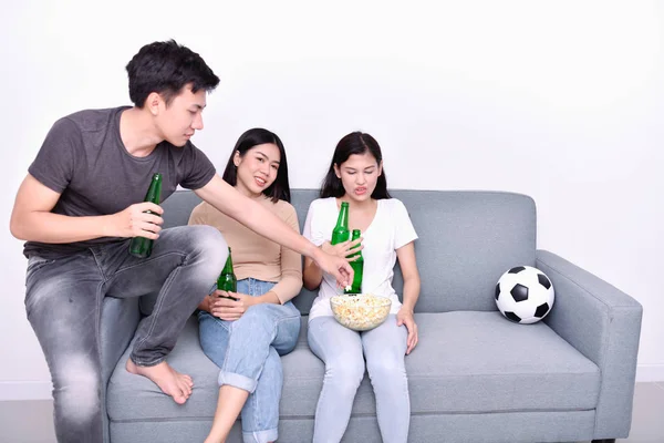 Konsep Bersorak Sorai Remaja Asia Menonton Sepak Bola Televisi Orang — Stok Foto