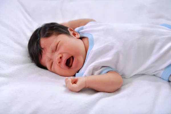 Novorozence Koncept Novorozenci Spí Posteli Dítě Bílé Ložnici — Stock fotografie