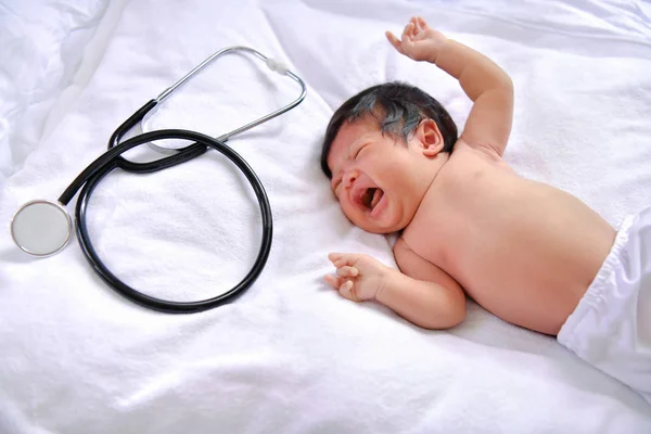 Concetto Bambino Malato Medico Sta Esaminando Malattia Del Bambino — Foto Stock