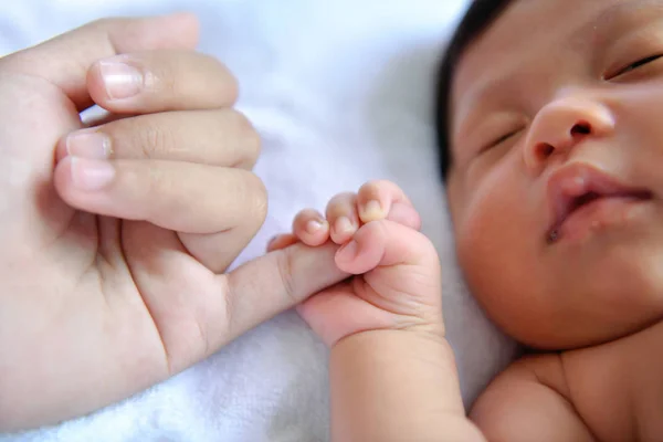 Nyfödda Konceptet Nyfödda Barn Sover Säng Barnet Det Vita Sovrummet — Stockfoto