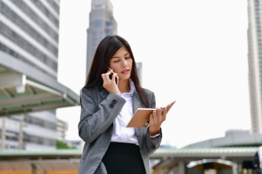 İş iletişim kavramları. Genç işkadını mobil oynamak için mutlu. Genç İşadamları cep telefonları kullanarak iletişim.