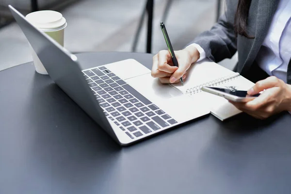 Concepto Negocio Joven Empresaria Asiática Está Trabajando Feliz Joven Empresaria — Foto de Stock