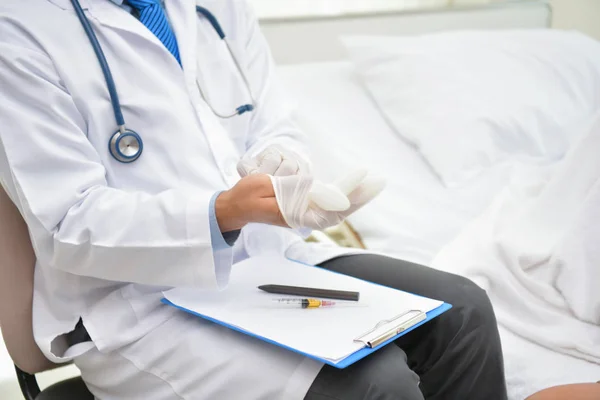 Médico Sorridente Posando Escritório Ele Está Usando Estetoscópio Equipe Médica — Fotografia de Stock