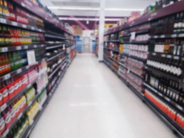 bulanık fotoğraf, bulanık görüntü, raflar, arka plan çeşitli içki markaları