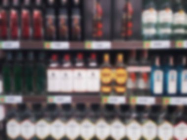 bulanık fotoğraf, bulanık görüntü, raflar, arka plan çeşitli içki markaları