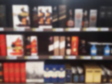 bulanık fotoğraf, bulanık görüntü, raflar, arka plan çeşitli içki markaları