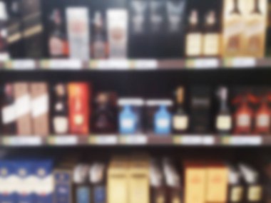bulanık fotoğraf, bulanık görüntü, raflar, arka plan çeşitli içki markaları