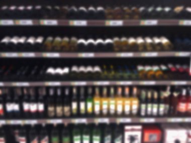 bulanık fotoğraf, bulanık görüntü, raflar, arka plan çeşitli içki markaları