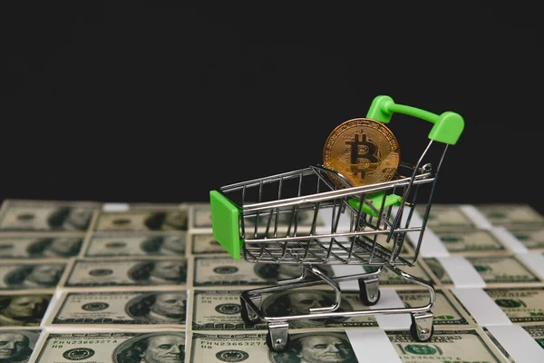 Finans iş kavramları. Siyah bir zemin üzerine para çok. İş bir zorunluluk yatırımlardır. Bir sürü para arıyor işadamı.