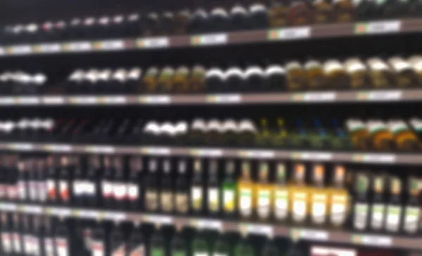 ピンぼけの写真 ぼやけた画像 背景にさまざまな酒ブランド — ストック写真