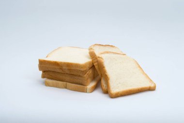 beyaz bir arka plan üzerinde izole kesme kepekli ekmek