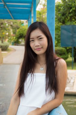 Kamu Parkı dışında onun vaktinizi çekici genç kadın