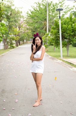 Kamu Parkı dışında onun vaktinizi çekici genç kadın