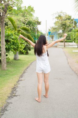 Kamu Parkı dışında onun vaktinizi çekici genç kadın