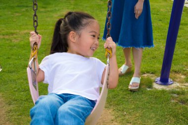 Bulanık görüntü, üst salıncak için kız, salıncak, arka plan oynayan kız